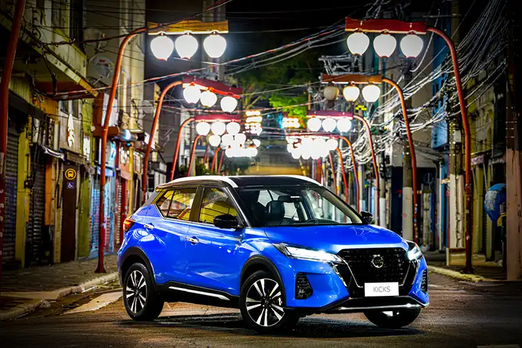 Um carro azul sob as luzes da cidade