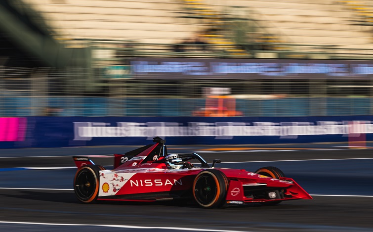 日産フォーミュラEチームの車両がディルイーヤのコースに登場