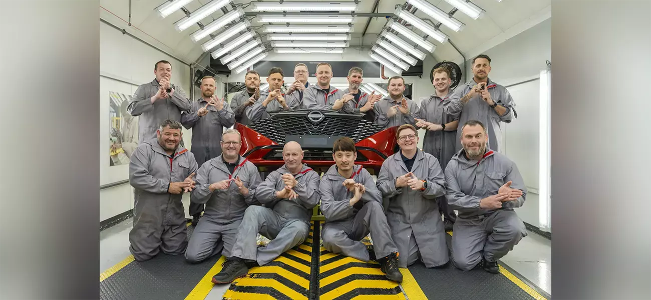Trabalhadores da oficina de pintura da Nissan Sunderland  demonstrando sinais da linguagem de sinais