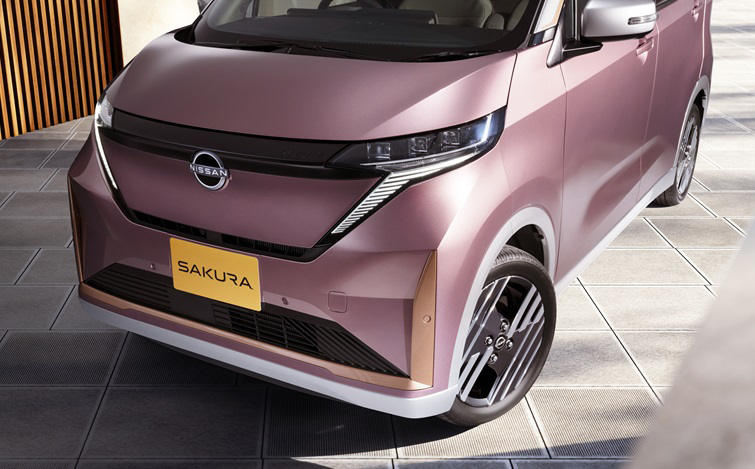 新しくなった日産サクラのフロントデザイン。エクステリアカラーは日産初採用の新色ミナモノサクラ。