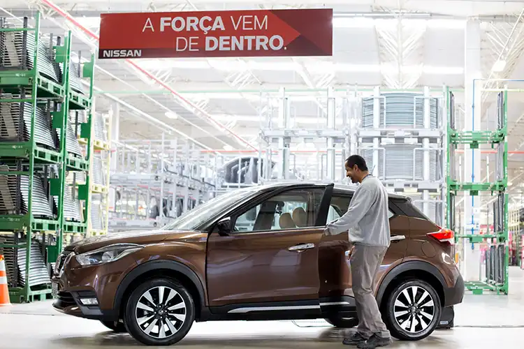 Uma pessoa ao lado de um Nissan Kicks