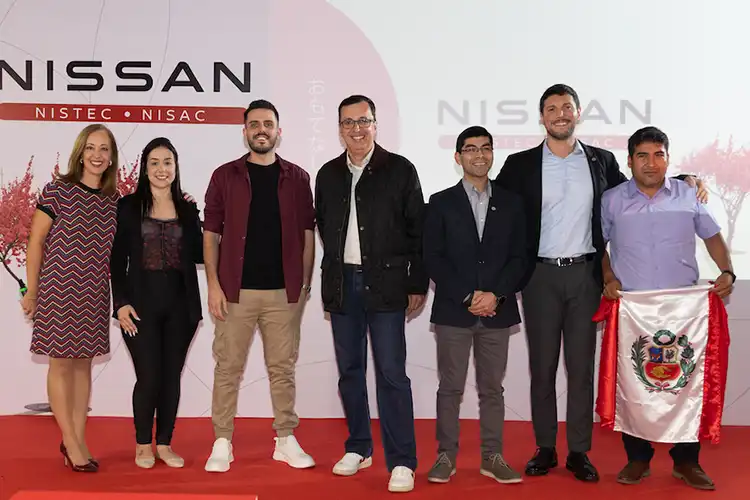 um grupo de pessoas e um homem segurando uma bandeira do peru