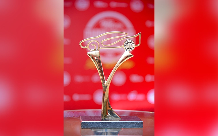 Imagem com troféu da premiação Carro do Ano da revista Autoesporte