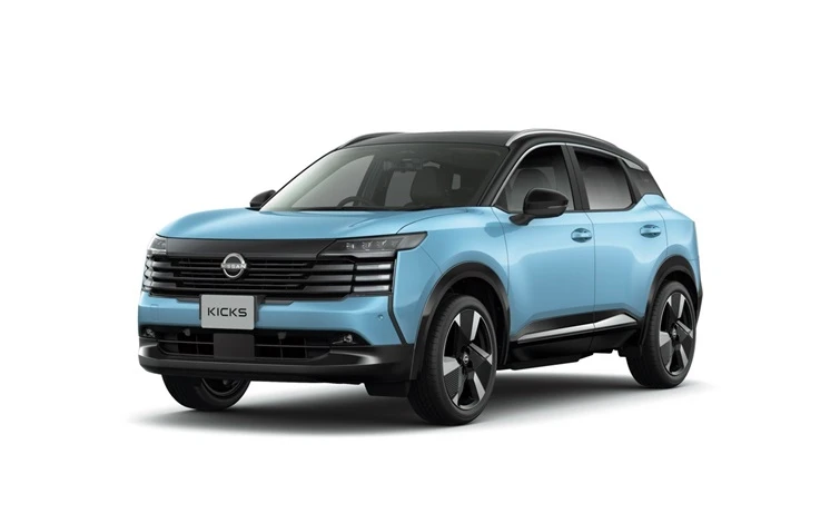 左斜め前に停車している水色の日産新型キックス。