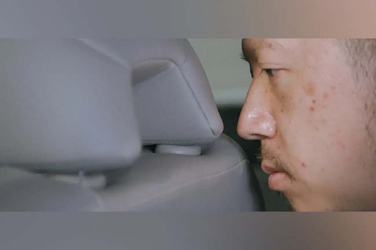 Um homem se inclinou focando em um encosto de cabeça
