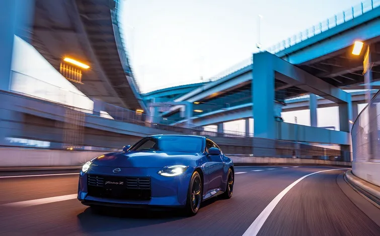 A Fairlady Z (Wangan Blue) driving diagonally ahead on the highway
