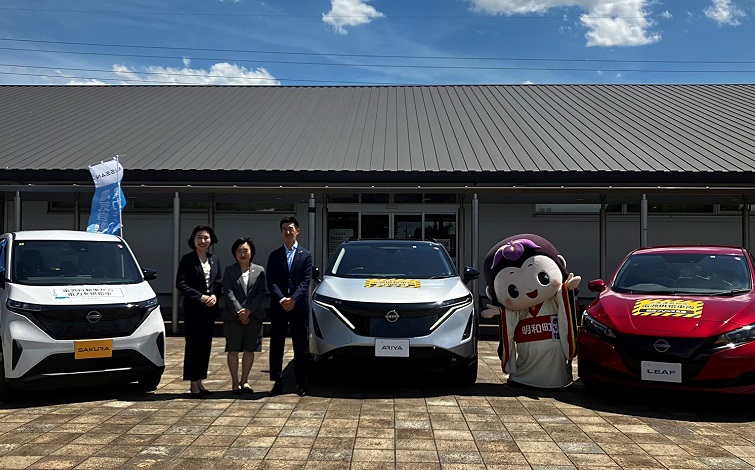 三重県明和町 電気自動車の前で記念撮影する各代表者