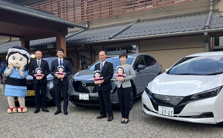 電気自動車の前で記念撮影（熊本県球磨郡五木村）