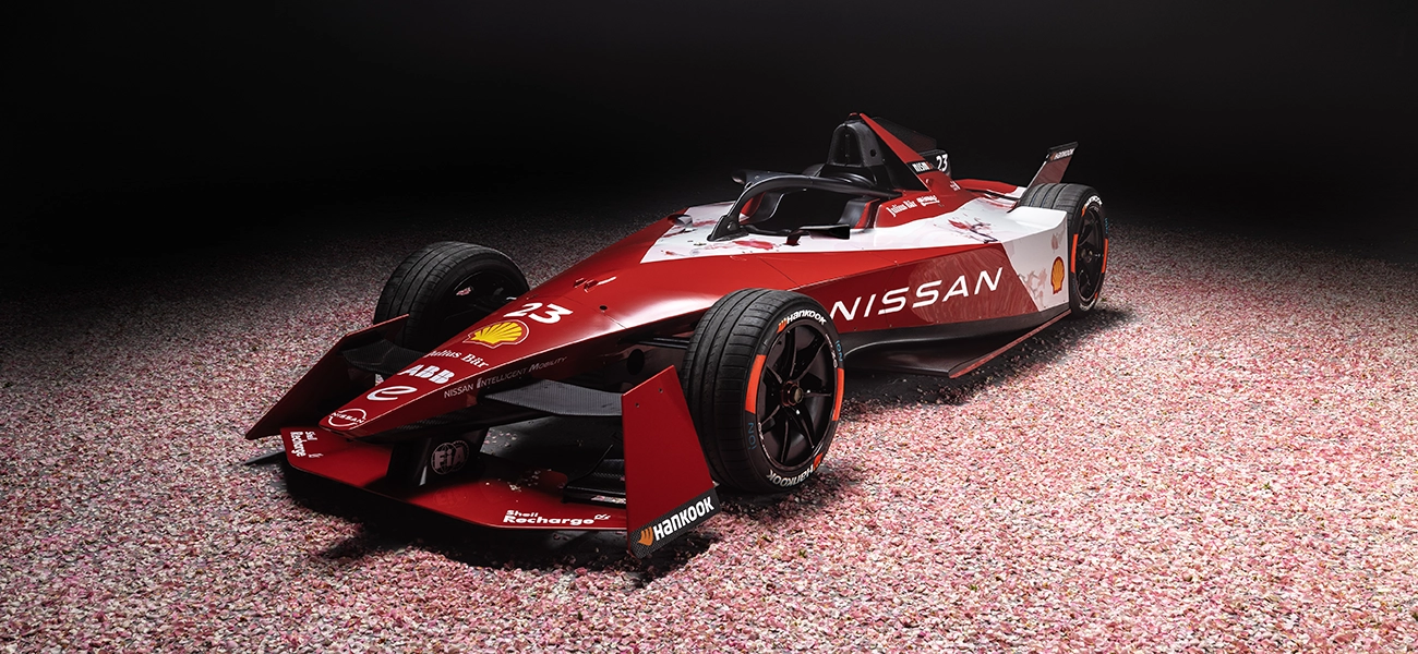 Vehículo monoplaza número 23 de Nissan Formula E, rojo con blanco y los cerezos
