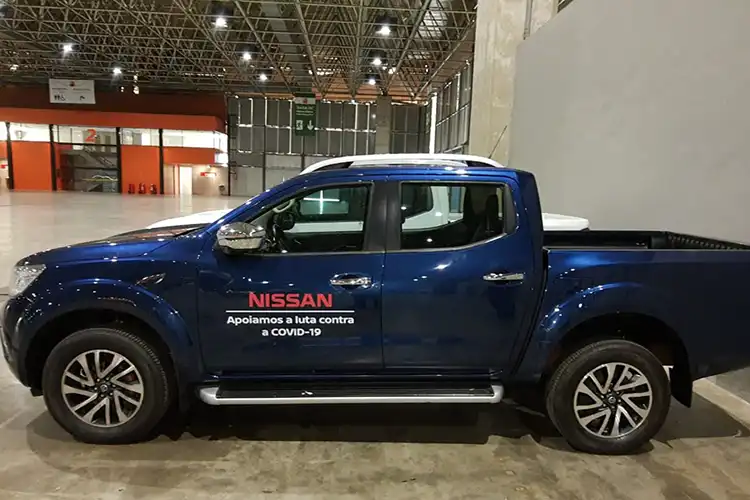 Um camião Nissan com a inscrição Covid-19 na lateral