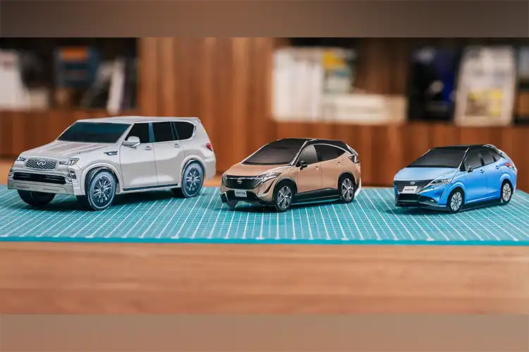 Três modelos de carros em miniatura