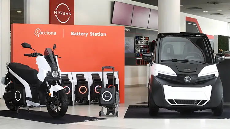 Veículos da Silence nanocars em show room de loja Nissan: uma motoneta e um nanocarro.