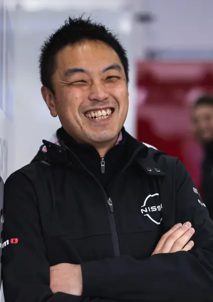 Tadashi Nishikawa, Engenheiro-Chefe de Powertrain, sorri encostado em painel