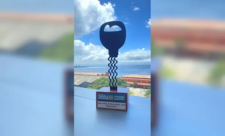 Prêmio RodaRio da Rede Manaus com a inscrição ‘’Mais vendido do Rio de Janeiro/ 2024 Nissan Kicks’’