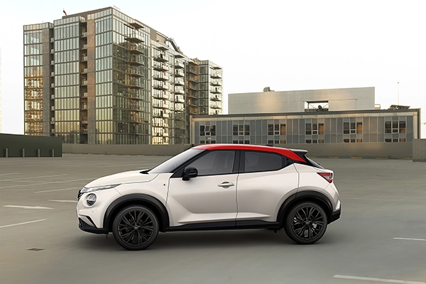 Juke Kohaku de profile sur un parking situé sur le toit d’un immeuble