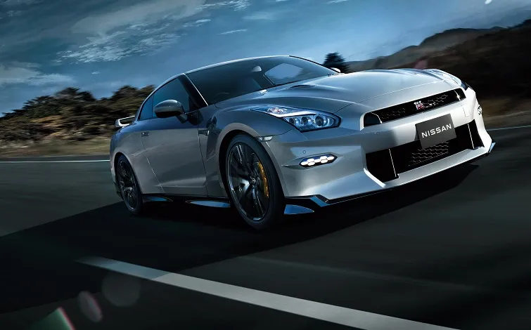 荒野を左方向に走るメタルシルバーの日産GT-R