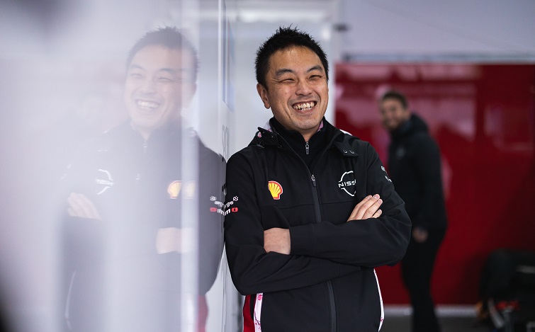 腕組みをしながら笑顔を向ける日産フォーミュラE チーフパワートレインエンジニア にしかわただし