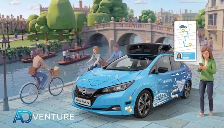 青い日産リーフに「ADVENTURE」の特別な車両ラッピングが施されたイラスト。車両はケンブリッジの川沿いの通りに駐車しており、ルーフ上には各種センサーが搭載されている。周囲には歩行者や自転車利用者、川を行き交うパント船、歴史的な石橋が描かれている。さらに、スマートフォンの画面にはモビリティ予約インターフェースが表示され、地域コミュニティの利用者が自動運転交通サービスにアクセスする方法を示している。