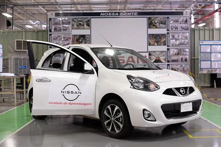 Um carro branco com uma porta aberta
