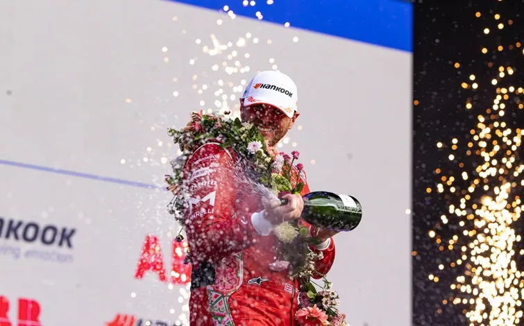Oliver Rowland sprays champagne on the Mexico City podium