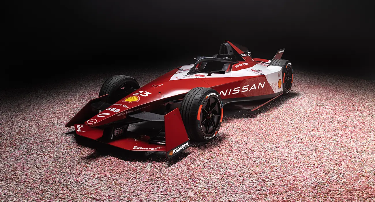 Vehículo monoplaza número 23 de Nissan Formula E, rojo con blanco y los cerezos
