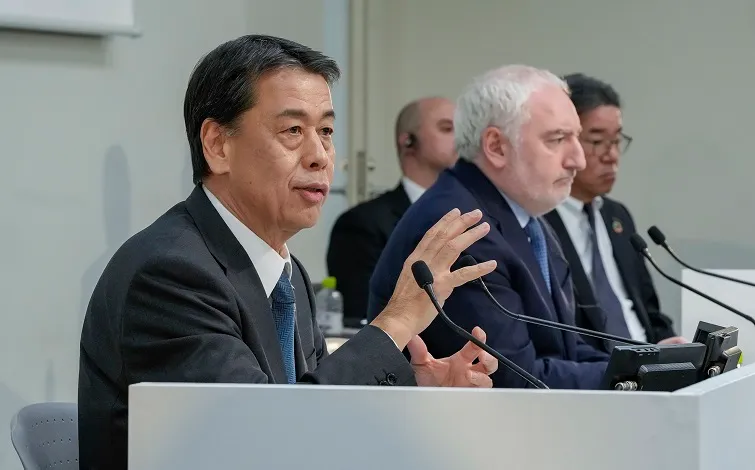 2024年度第3四半期決算で発表する日産自動車CEOうちだ まこと（手前）。順に奥へCFOジェレミー パパン、チーフモノづくりオフィサーさかもと ひでゆき。