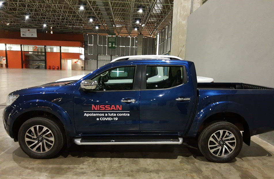 Um camião Nissan com a inscrição Covid-19 na lateral