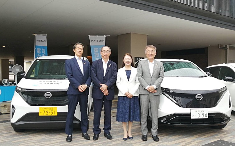 宝塚市 電気自動車の前で記念撮影する各代表者
