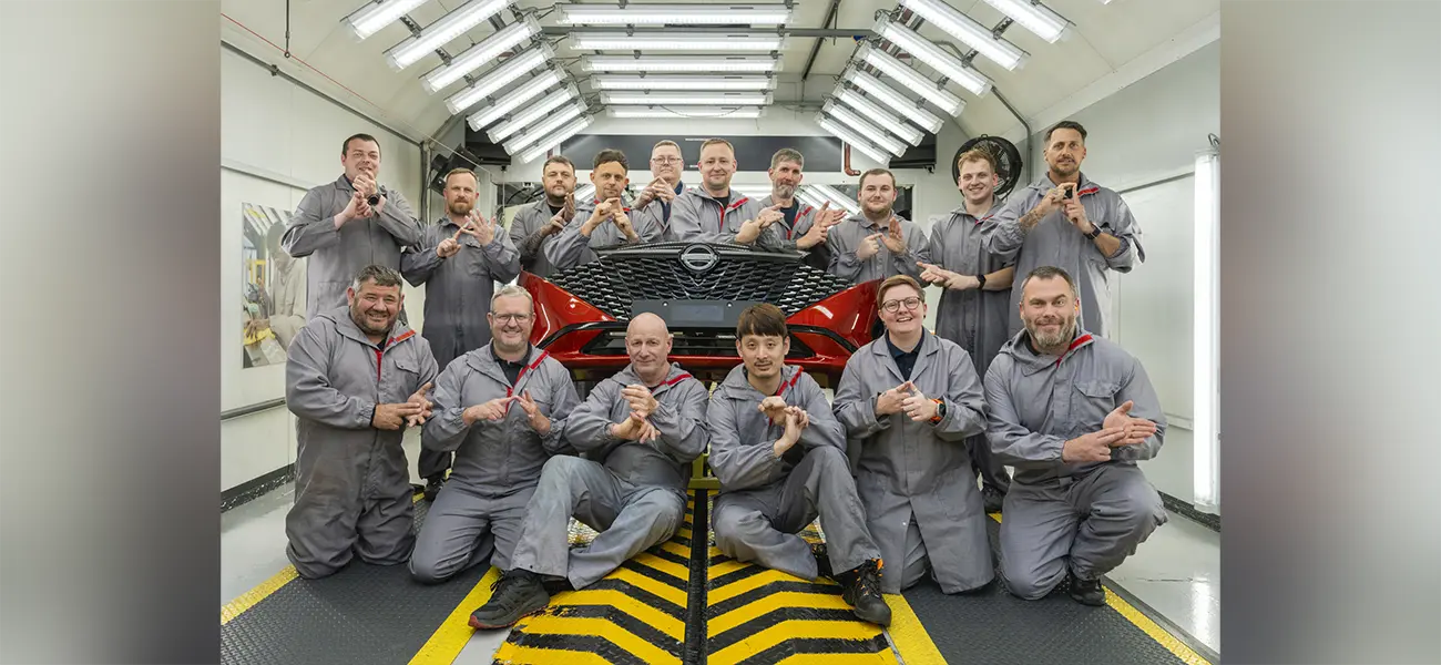 Trabalhadores da oficina de pintura da Nissan Sunderland  demonstrando sinais da linguagem de sinais