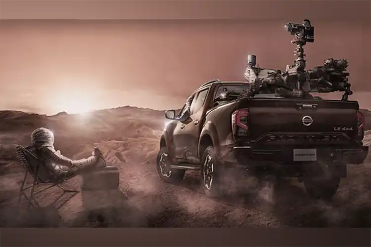 camioneta FRONTIER en el central de una historia interplanetaria