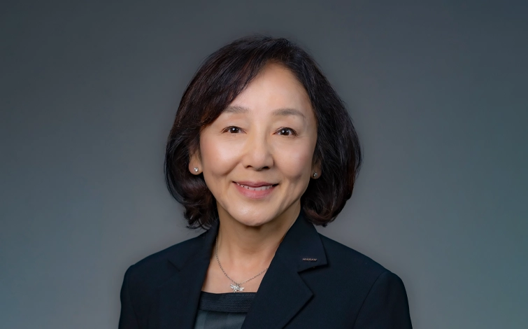 Portrait of Mariko Tokuno (suit, silver necklace and NISSAN corporate pin) (smiling)