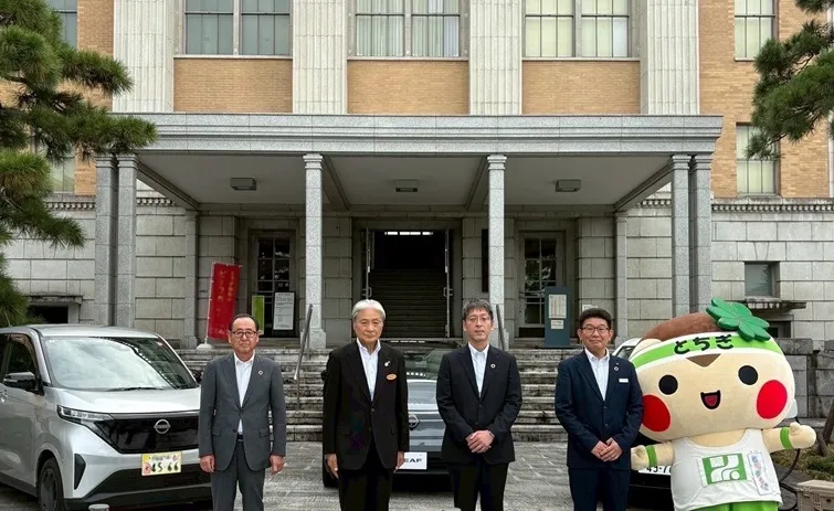 電気自動車の前で記念撮影をする栃木県と、日産自動車株式会社、栃木日産自動車販売株式会社および日産プリンス栃木販売株式会社の各団体代表者