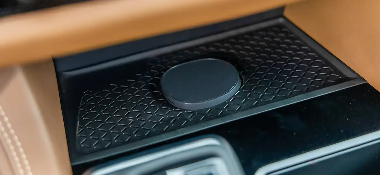 Le nouveau chargeur sans fil Nissan Qi2 est situé sous les commandes centrales du tableau de bord.