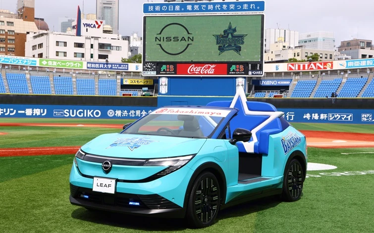 横浜スタジアムに展示された3代目日産リーフベースのNEWリリーフカー