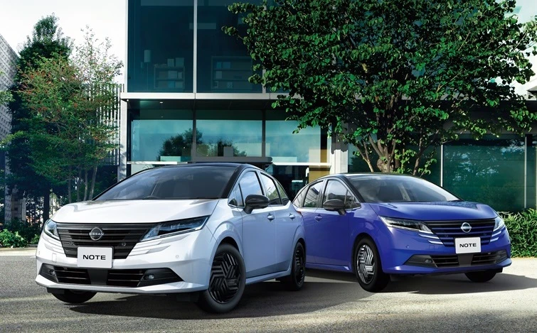 モダンな都市空間を背景に並ぶホワイトとブルーの日産ノート