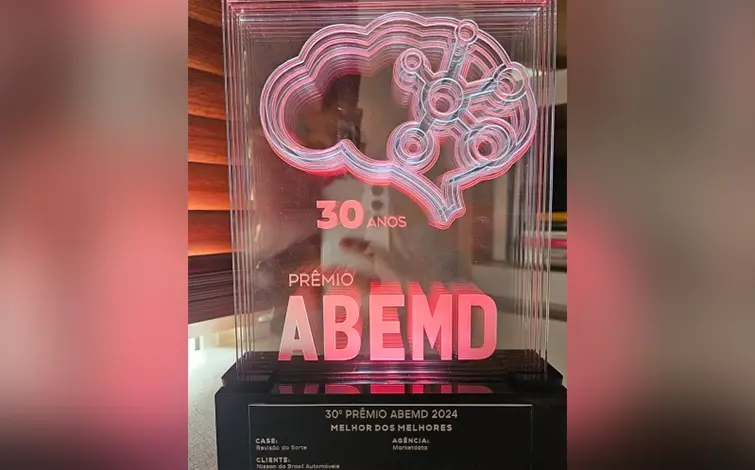 Troféu do 30° prêmio ABEMD 2024 com a inscrição ‘’Melhor dos melhores’’