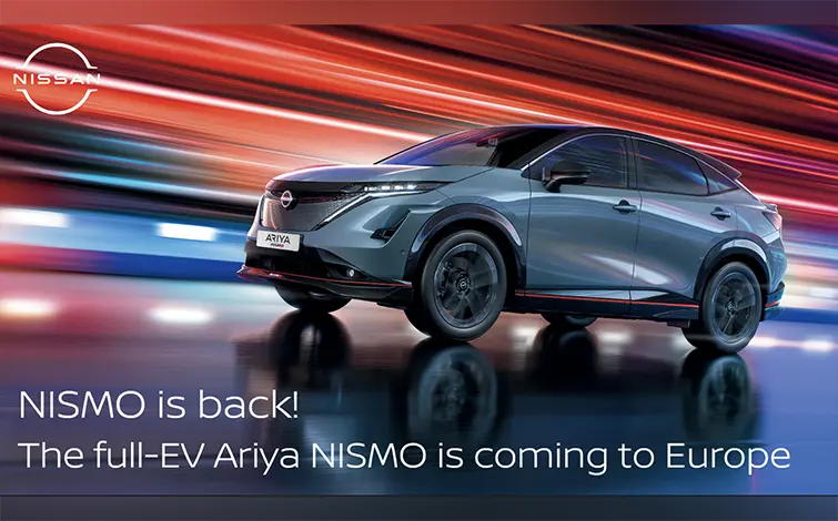 Photo d’un Ariya NISMOUn Ariya NISMO roulant vers la gauche et vu du bas avec un fond bleu et rouge. Le logo Nissan est présent sur la partie supérieure gauche de la photo et la phrase « NISMO is back ! The full EV Ariya NISMO is coming to Europe » est lisible sur le bas de la photo.roulant vers la droite, vu en hauteur du côté droit avec un fond bleu et rouge.