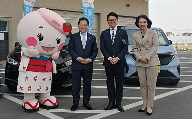 電気自動車の前で記念撮影する各代表者_広川町