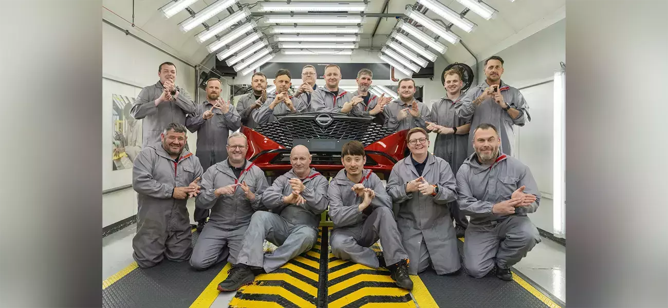 Trabalhadores da oficina de pintura da Nissan Sunderland  demonstrando sinais da linguagem de sinais