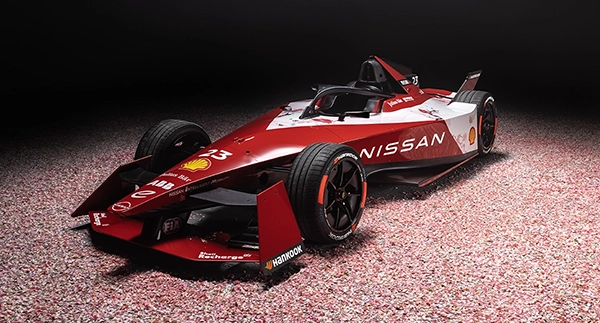 Vehículo monoplaza número 23 de Nissan Formula E, rojo con blanco y los cerezos