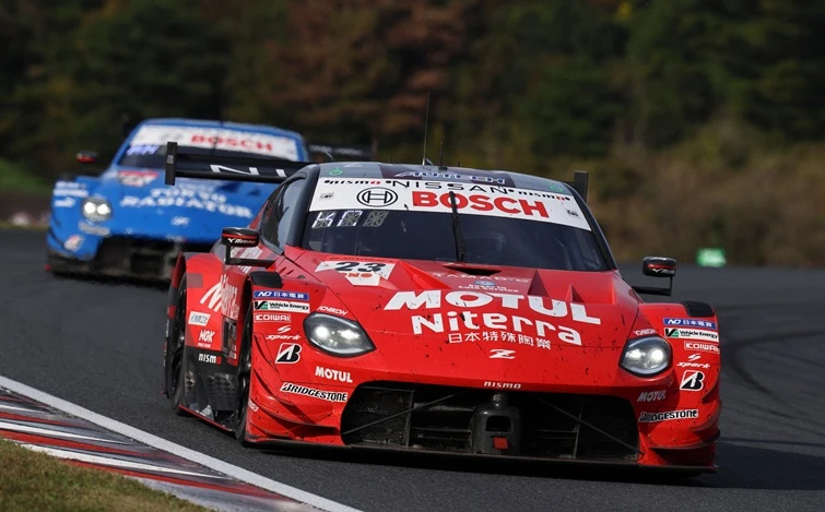 オートポリスを走る赤い#23 MOTUL Niterra Zと青い#12 TRS IMPUL with SDG Z