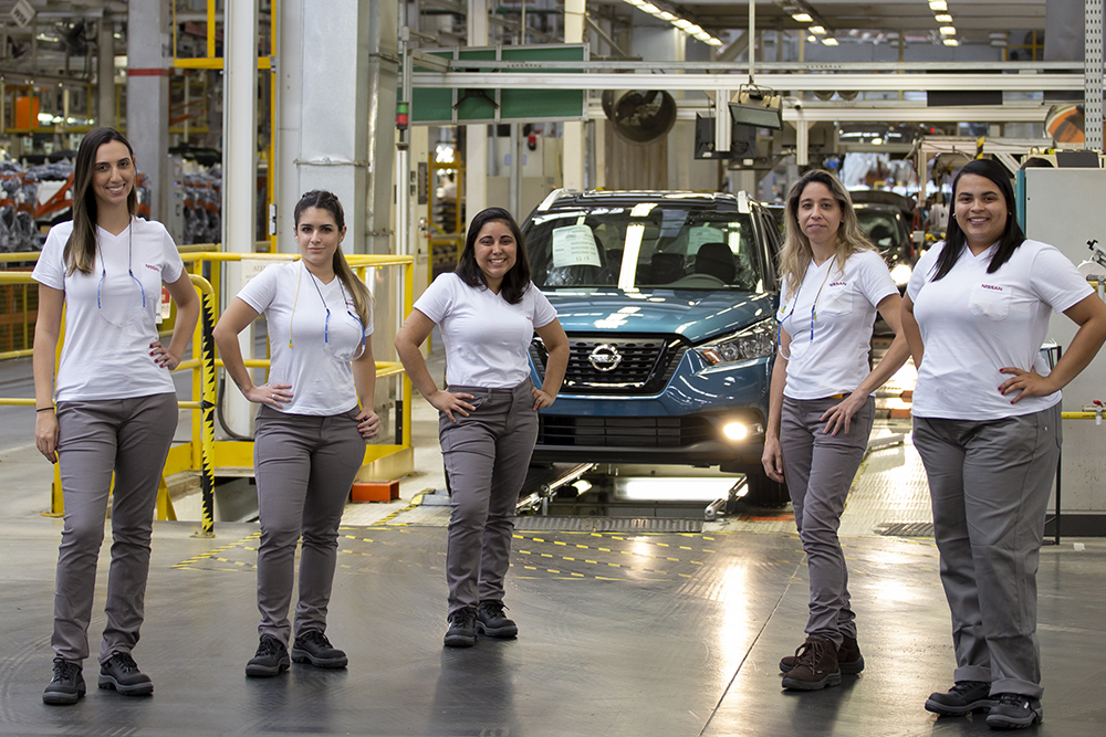 Uma foto de várias mulheres em uma fábrica