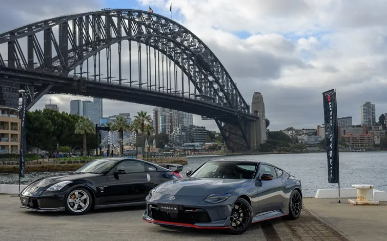 シドニー・ハーバーブリッジ前に並ぶ、黒のフェアレディZ NISMO 380RSとステルスグレーのZ NISMO。