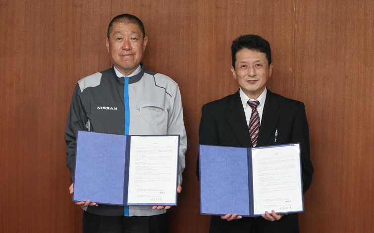左）日産追浜工場長 久松 太久司、右）横浜国立大学工学研究院研究院長 梅澤 修。合意書を手に。