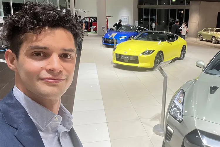 Santiago Weihmüller  haciendo una selfie con vehículos Nissan