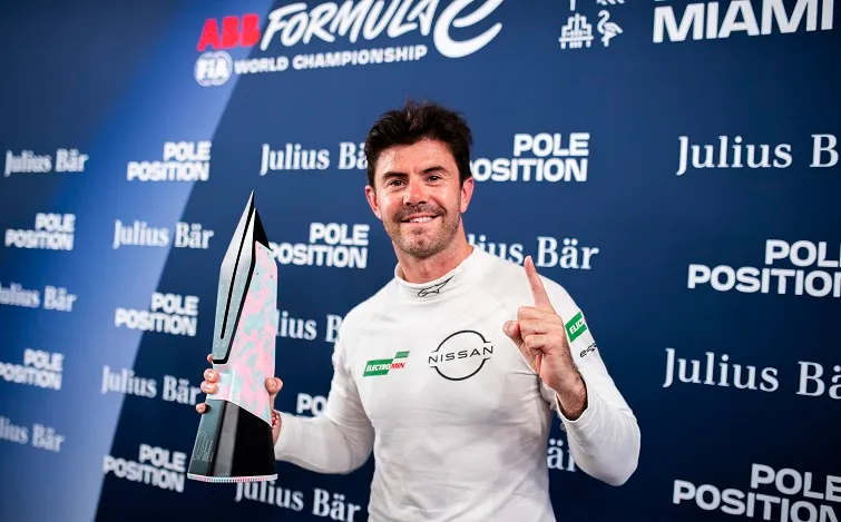 マイアミでの予選において、ジュリアス・ベア・ポールポジショントロフィーを獲得した日産フォーミュラEチームのノーマン ナトー。
