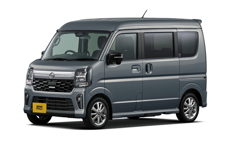 濃いグレー色のクリッパー リオを、無地の白いスタジオ背景の前で、車両の左前方から斜め前向きに撮影した画像。フロントグリルと左側面がはっきりと見え、車両全体が中央に配置されている。