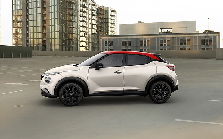 Juke Kohaku de profile sur un parking situé sur le toit d’un immeuble