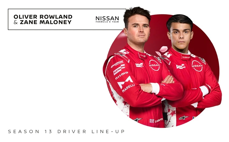 16:9フォーマットで制作された、日産フォーミュラEチームの赤いレーススーツを着用しているオリバー ローランドとゼイン マロニーのグラフィックデザイン画像。