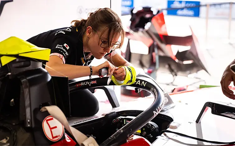 Charlotte trabalhando em cima de um dos veículos da Nissan Formula E